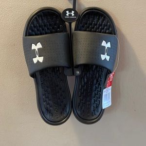 Under armor size 13, playmaker six slides